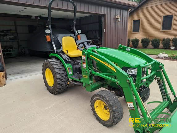 John Deere 2520 Compact Utility Tractor & Loader - Image 3