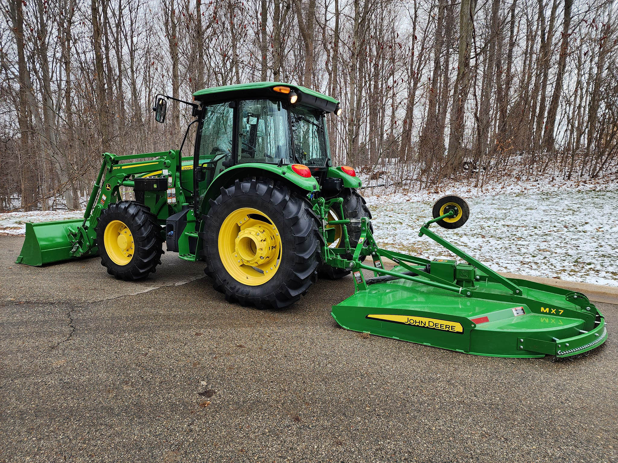 LIKE NEW – LOW HOUR John Deere 5090M 90hp Utility Tractor & Implements Bundle - Image 6
