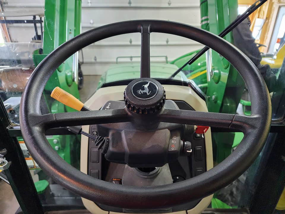 LIKE NEW – LOW HOUR John Deere 5090M 90hp Utility Tractor & Implements Bundle - Image 21