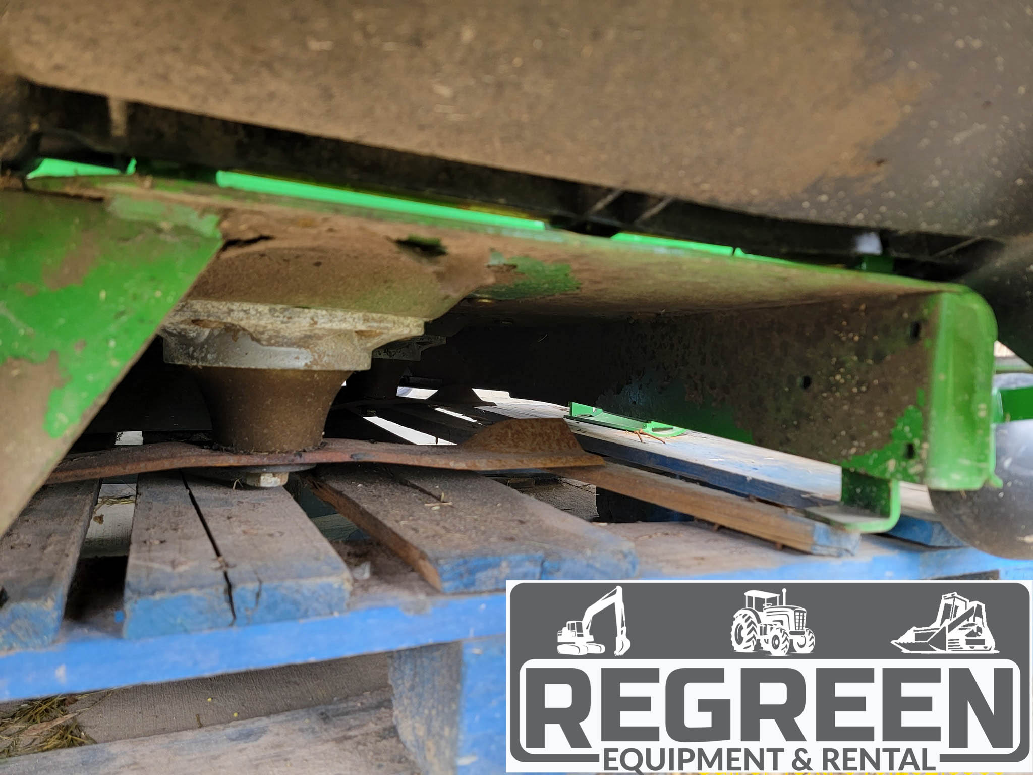 Nearly new John Deere 60" Drive Over Auto Connect Mower Deck - Image 3