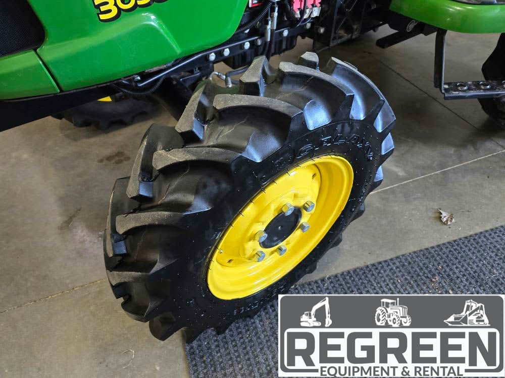 2015 John Deere 3038E 38hp Compact Tractor & Loader. - Image 3